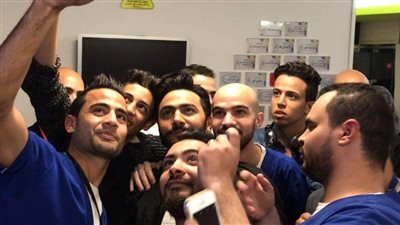 بالصور.. تامر حسني يحقق أمنية طفلة مريضة بالسرطان