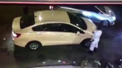 لحظة اعتداء لصوص على شاب وسرقته بجدة (فيديو)