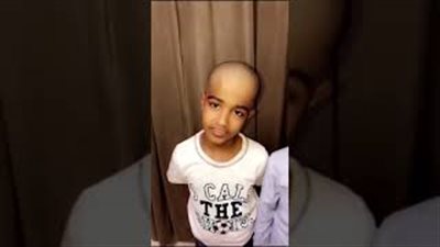 طفل سعودي يحلق شعره تضامنا مع صديقه المصاب بالسرطان (فيديو)
