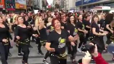 تركيات يشعلن شوارع «أزمير» بالرقص على أغنية لـ«مصر» (فيديو)