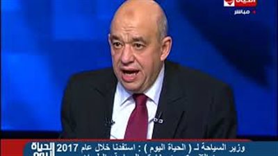 وزير السياحة عن تأخير العمرة: اللي يحتاجه البيت يحرم على الجامع