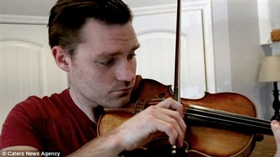 شاب يدخل موسوعة جينيس بعشرين «تصفيقة» في الثانية الواحدة (صور)