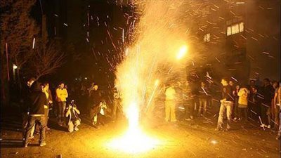 متظاهرون يحرقون صورة خامنئي في احتفالات نهاية السنة الإيرانية