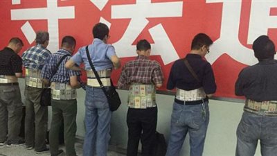 لصوص محترفون يحاولون تهريب 580 هاتفا ذكيا حول أجسادهم