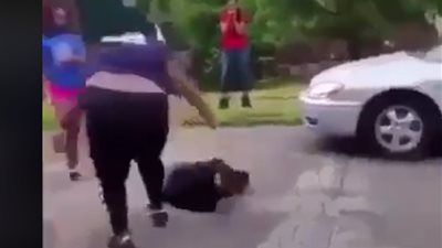 امرأة بدينة تلقن فتاتين «علقة ساخنة» (فيديو)