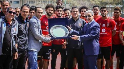 السفير السعودي يحتفل مع الأهلي بالفوز بالدوري