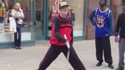 بالفيديو.. عجوز يتحدى شابين في الرقص