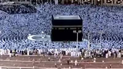 بالفيديو.. 4 شيوخ هزت «تلاوتهم» قلوب المصلين في الحرم المكي.. «السديسي والغامدي» أبرز قراء القرآن الكريم.. الآلاف يتوافدون لسماع «سعود الشريم».. والعالم الإسلامي يودع أحد