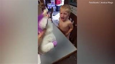 بالفيديو والصور.. لعبة غريبة للأطفال تثير ذعر صبي