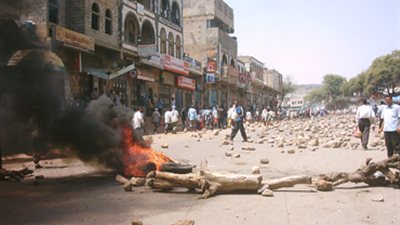 مظاهرات وقطع طرق وإحراق الإطارات في شوارع رئيسية بصنعاء