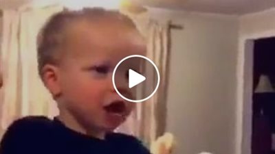 رد فعل صادم لطفل لحظة تقبيل والده أمه (فيديو)