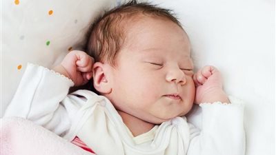 طبيب يكشف علامات الطفل الطبيعي حديث الولادة