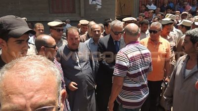 بالصور.. مدير أمن الدقهلية والنواب يتلقون العزاء في شهيد العريش