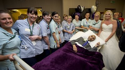 بالصور.. حفل زفاف داخل مستشفى في اللحظات الأخيرة من حياة العريس