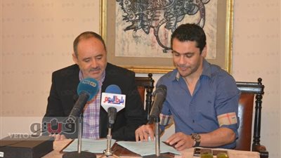 بالصور.. أحمد حسن يوقع عقود أكاديمية أندرلخت على ملاعب الصيد