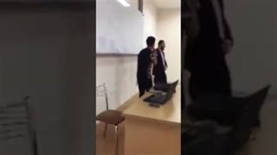 بالفيديو.. أغنية تتسبب في طرد أستاذ جامعي