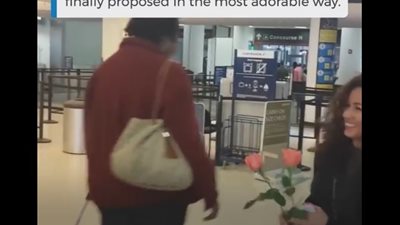 بالفيديو.. طيار يطلب يد حبيبته بمشاركة الركاب بالمطار