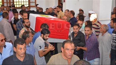 أهالي قرية فنارة بالإسماعيلية يشيعون جنازة شهيد الواجب في العريش
