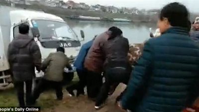 100 رجل ينقذون شاحنة من الغرق (فيديو وصور)