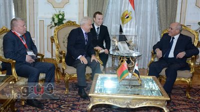 وزير الإنتاج الحربي يبحث مع وفد بيلاروسي تصنيع الجرارات الزراعية