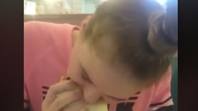 فتاة تلتهم ساندوتش ضخم في أقل من دقيقتين (فيديو)