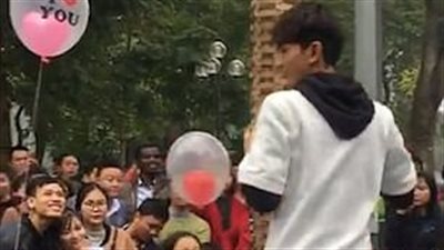 طفل يفسد تحدي شاب وسط المارة (فيديو وصور)