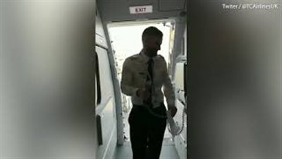 بالفيديو والصور.. قائد طائرة يفاجئ والديه على متنها