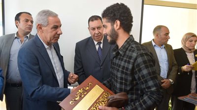وزير التجارة يتفقد عددا من المصانع الجديدة بالإسكندرية.. اليوم