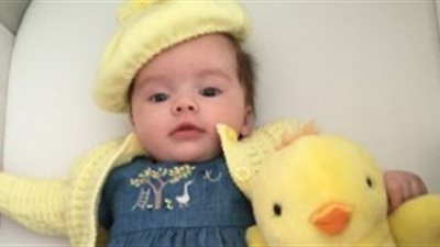 بالفيديو والصور.. طفلة 13 أسبوعا تصدم والدتها بعد نطق كلمة «أحبك» لها