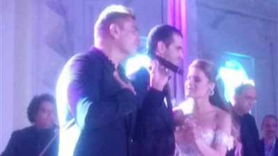 عمرو دياب ساخرا في حفل زفاف: اطلع يا عريس مع فريق عملك