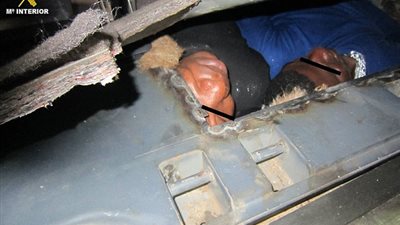 القبض على مهاجرين غير شرعيين يختبآن أسفل مقعد سيارة (صور)