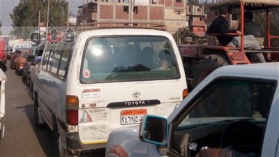 بالفيديو والصور.. اختناق مروري قرب قرية المعزول بالشرقية