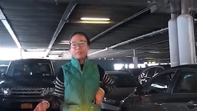 رد فعل سائق سبقته امرأة في حجز مكان لسيارتها (فيديو)