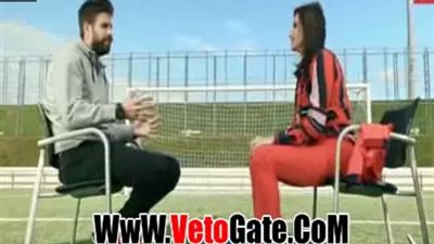 بالفيديو.. «بيكيه» يتبرع بقميصه وحذائه لأحد المستشفيات بإسبانيا