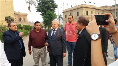 بالصور.. رئيس جامعة القاهرة يتفقد تجهيزات حفل محمد محسن