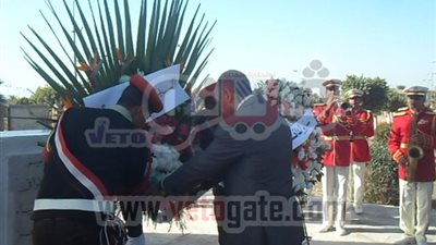 محافظ السويس يضع أكاليل الزهور على النصب التذكارى لشهداء الثورة