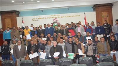 «سعفان» يسلم 61 عقد عمل بإحدى دول الخليج (صور)