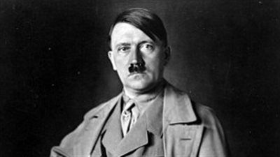 بالصور.. أرجنتيني يتحدى اليهود ويشتري زي هتلر بـ215 ألف جنيه إسترليني