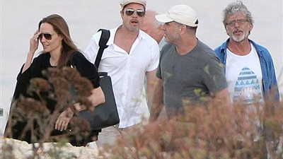 بالصور..أنجلينا جولي وبراد بيت يطيران إلى 