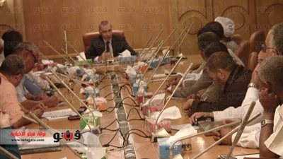 بالصور.. محافظ قنا يناقش دراسة تقييم عمل منظومة النظافة بالمحافظة