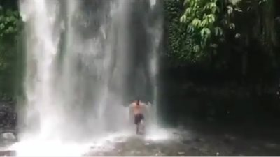 على طريقة السقا في أفريكانو.. الفيشاوي يستحم أسفل شلال (فيديو)