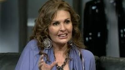 يسرا تسلم جوائز مهرجان 