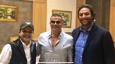 عمرو دياب ينشر صور مع حماقي وهنيدي ونجوم الكرة