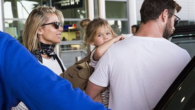 بالصور.. كريس هيمسورث يسير مع زوجته وابنته في المطار