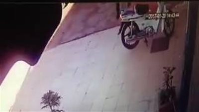 بالفيديو.. لحظة سرقة دراجة نارية من أمام منزل في وضح النهار