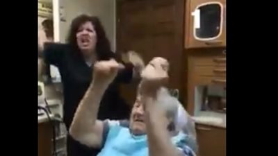 شاهد ماذا تفعل طبيبة أسنان لتخفيف آلام المرضى (فيديو)