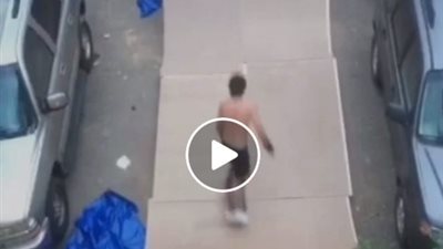 سقوط مروع لشاب حاول استعراض مهاراته في التزحلق (فيديو)