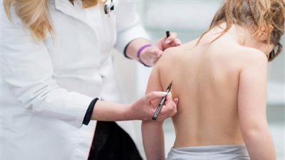 أسباب إصابة الطفل بآلام الظهر وطرق علاجها