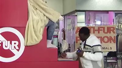 رد فعل أشخاص تحركت قدم «مانيكان» أمامهم (فيديو)