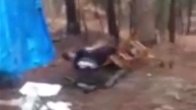 رد فعل صادم لأشخاص سقط صديقهم بطريقة مروعة (فيديو)